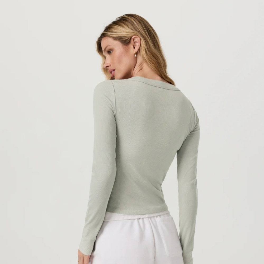 NWT Vuori Light Green Sage Talc Long Sleeve Pose Scoop Tee Top Size XS - Picture 3 of 7